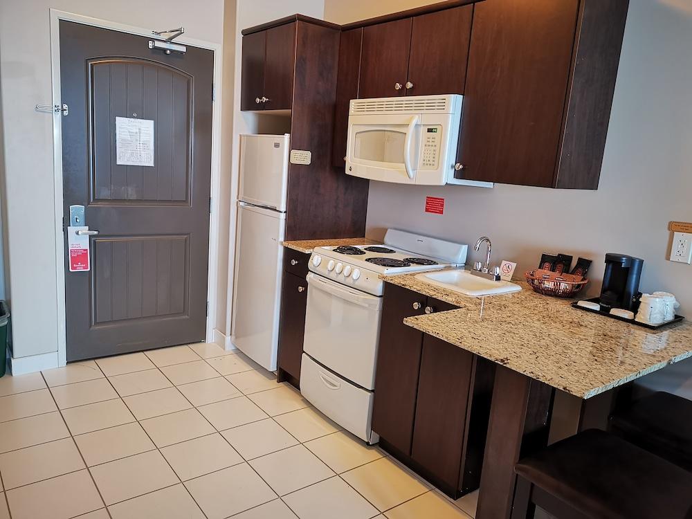 Ramada By Wyndham Cold Lake Exterior foto