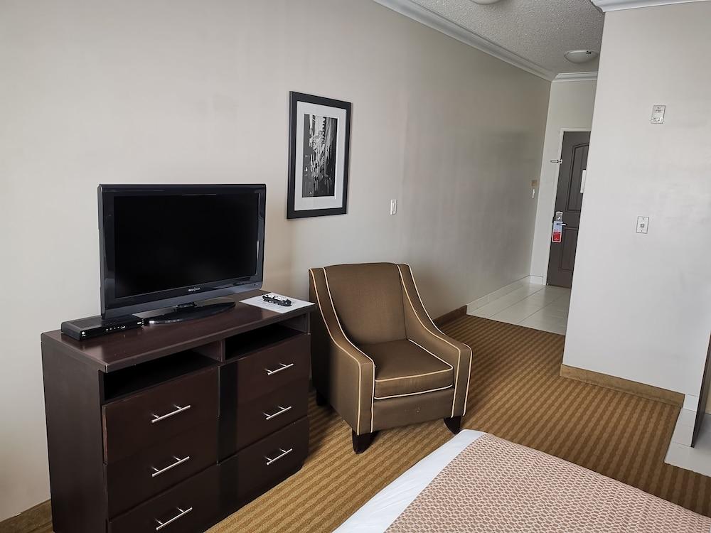 Ramada By Wyndham Cold Lake Exterior foto
