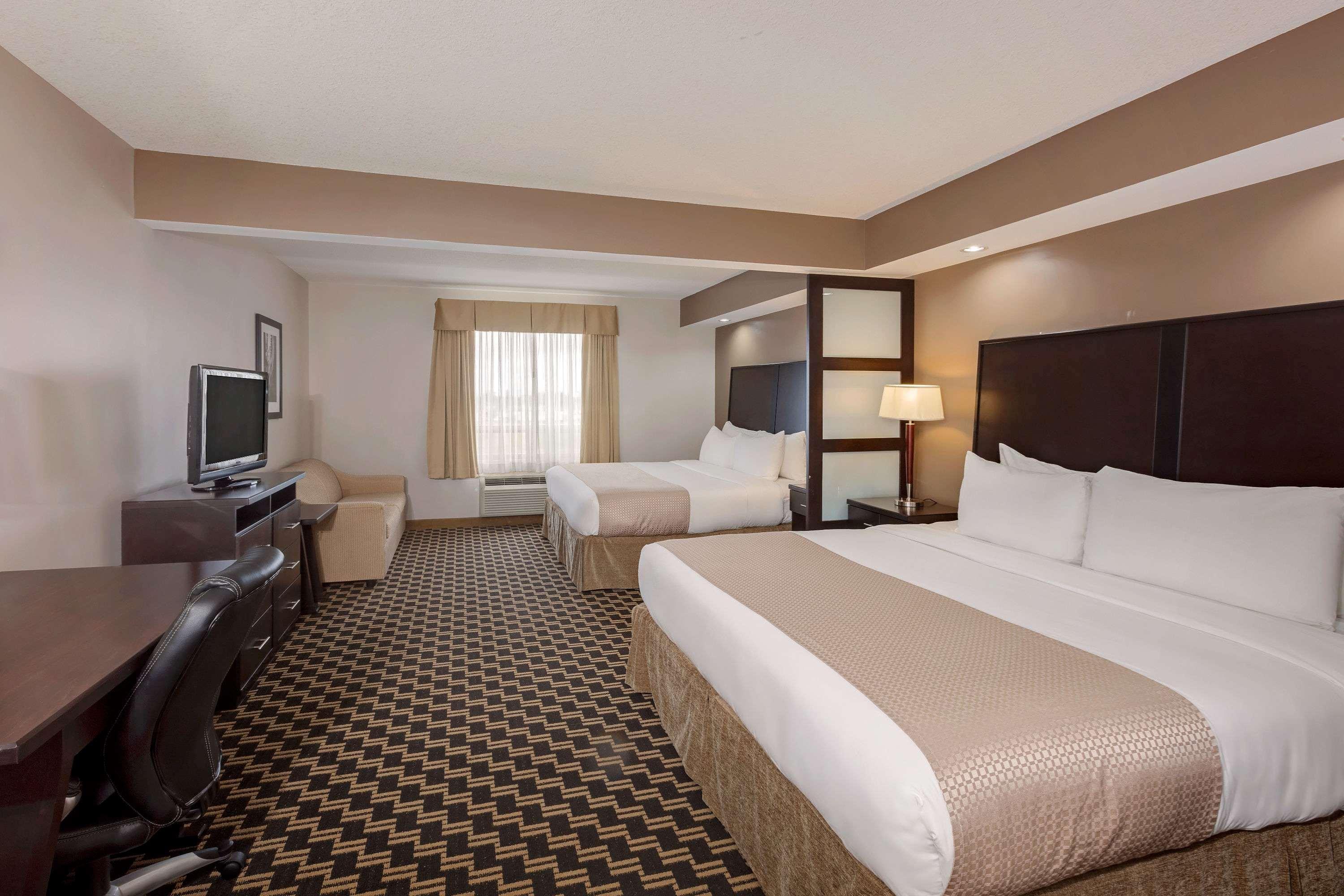 Ramada By Wyndham Cold Lake Exterior foto