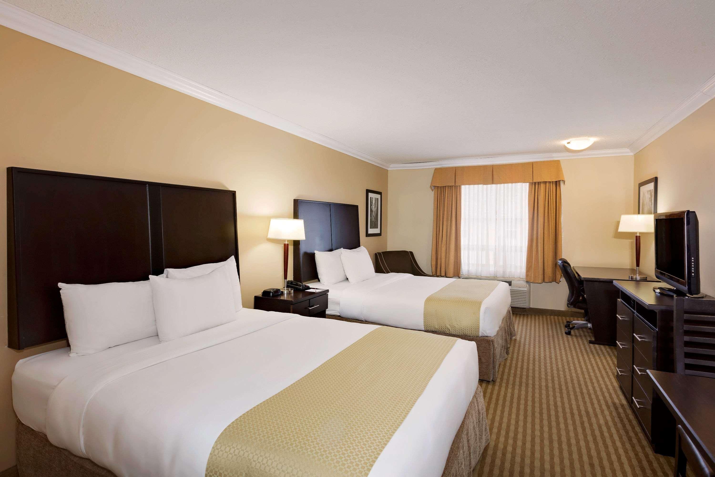 Ramada By Wyndham Cold Lake Exterior foto