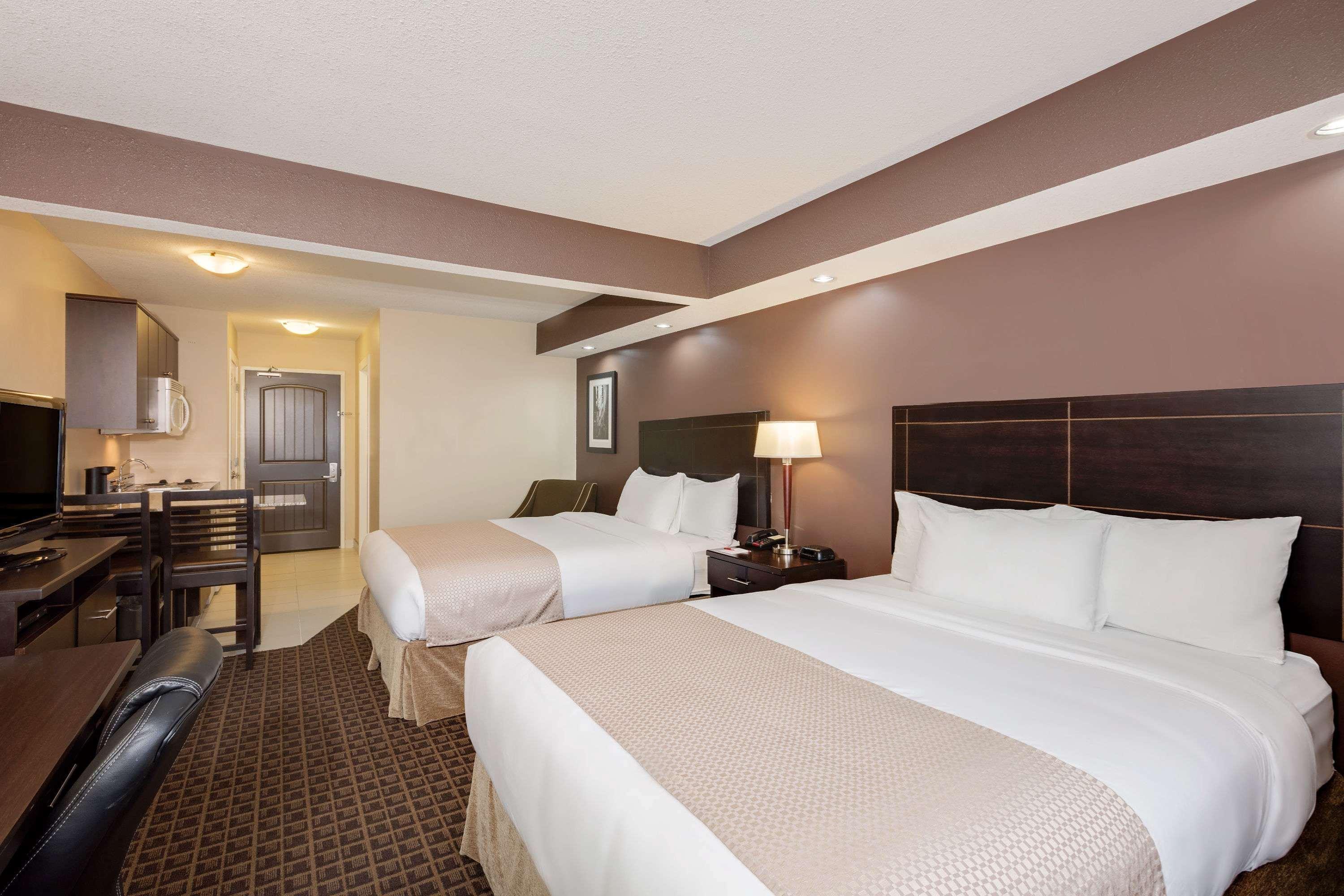 Ramada By Wyndham Cold Lake Exterior foto