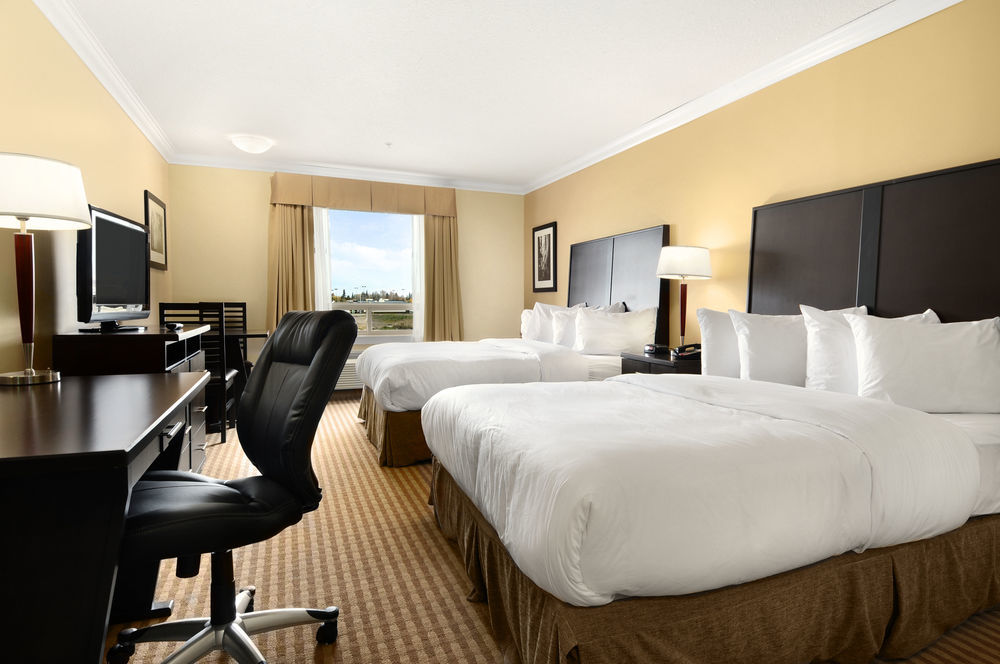 Ramada By Wyndham Cold Lake Exterior foto