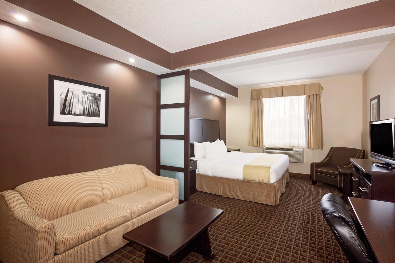 Ramada By Wyndham Cold Lake Exterior foto