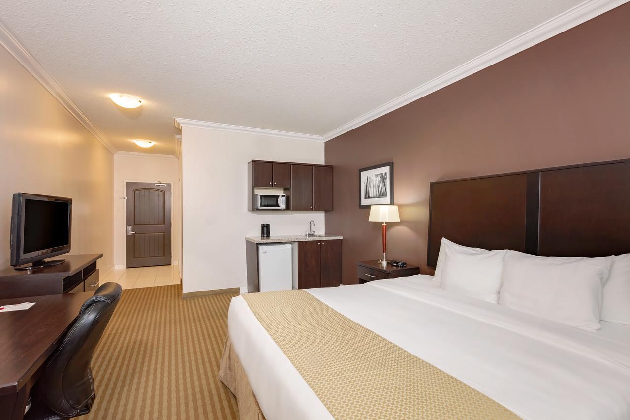 Ramada By Wyndham Cold Lake Exterior foto