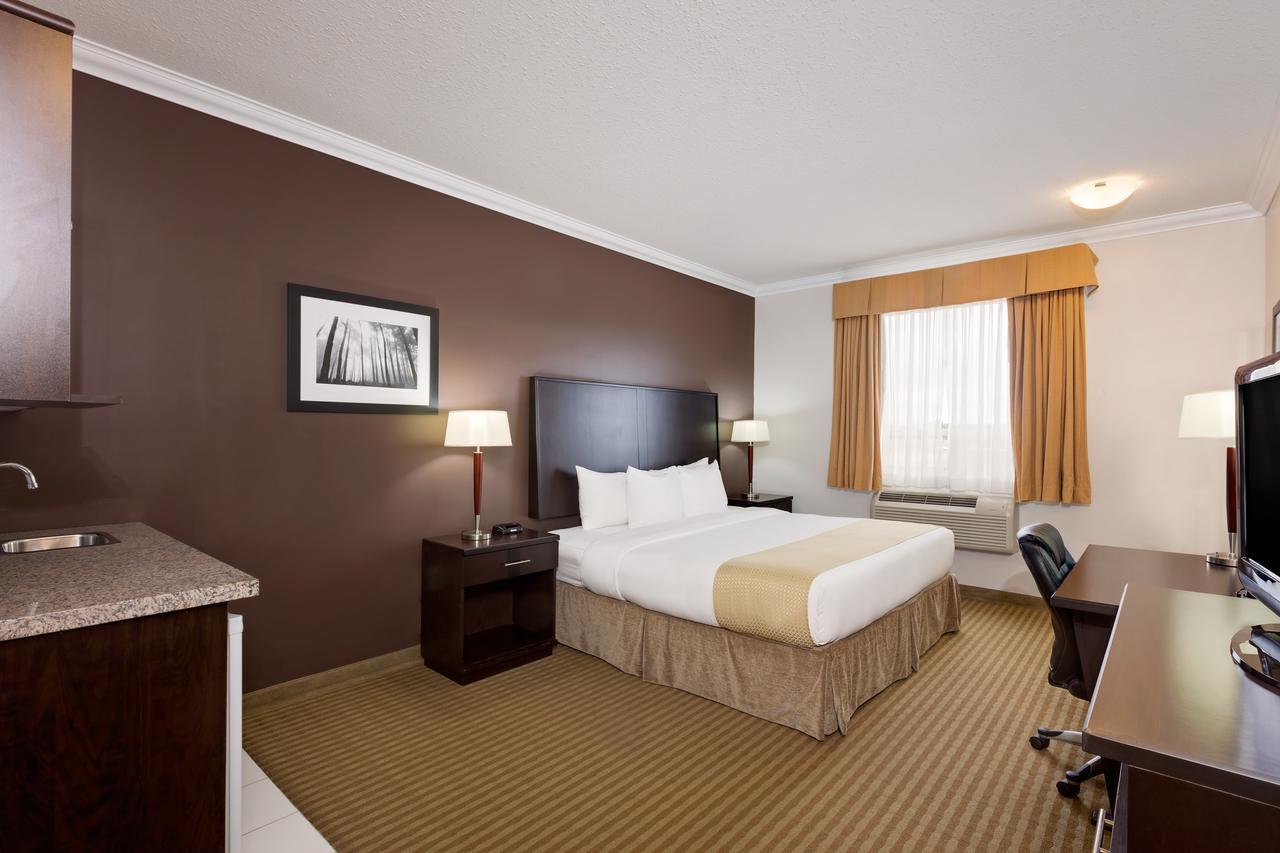 Ramada By Wyndham Cold Lake Exterior foto