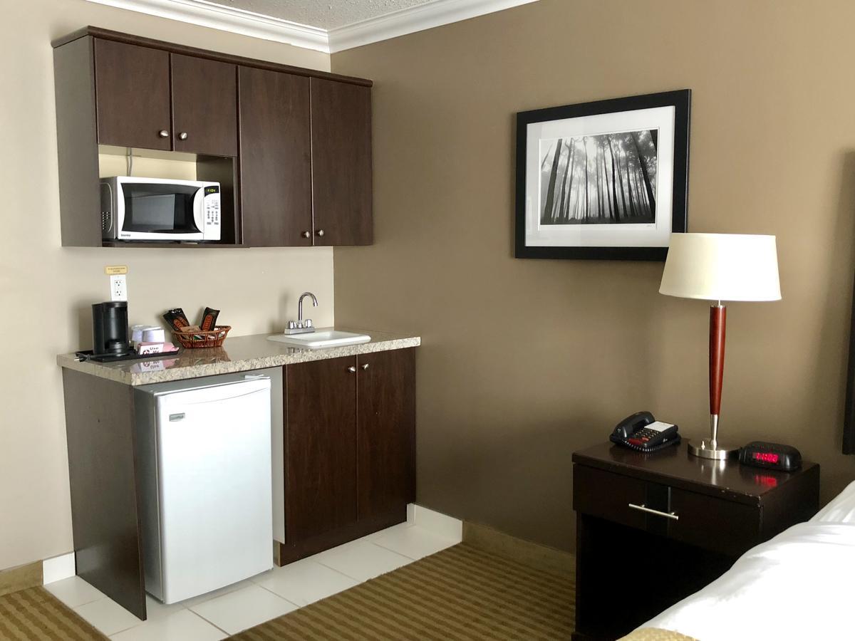Ramada By Wyndham Cold Lake Exterior foto