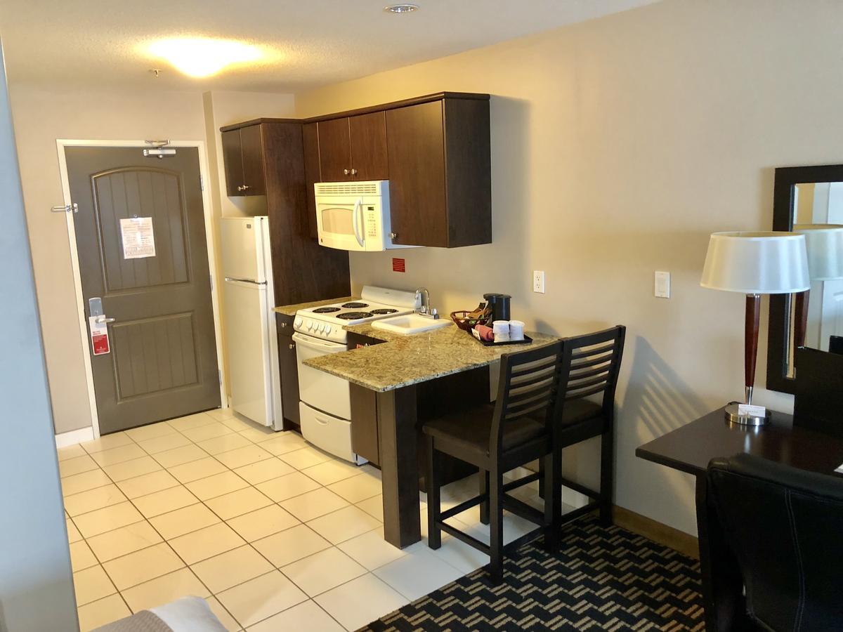 Ramada By Wyndham Cold Lake Exterior foto