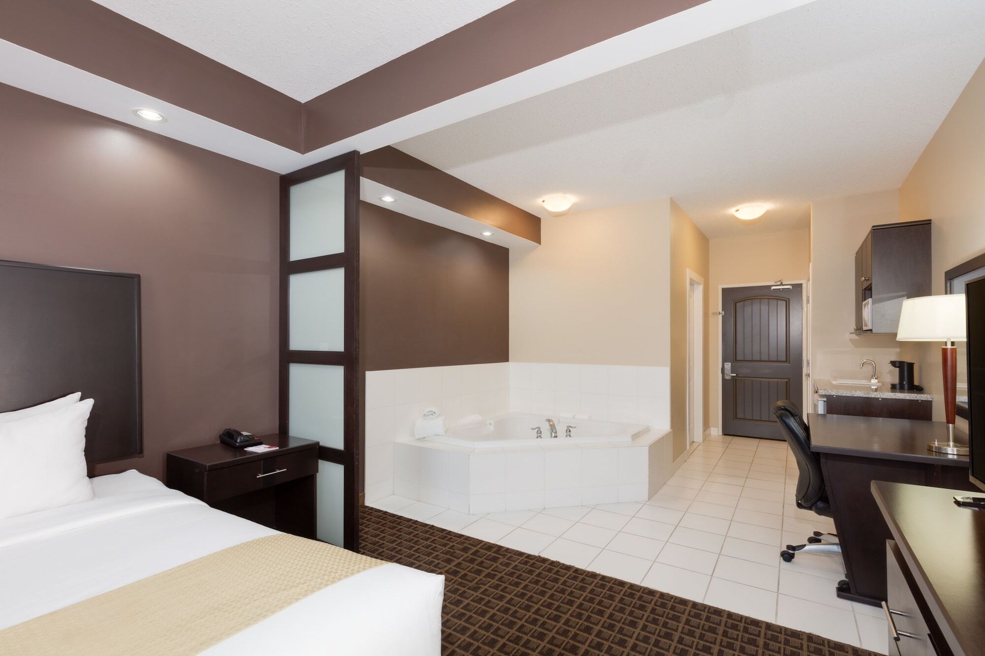 Ramada By Wyndham Cold Lake Exterior foto